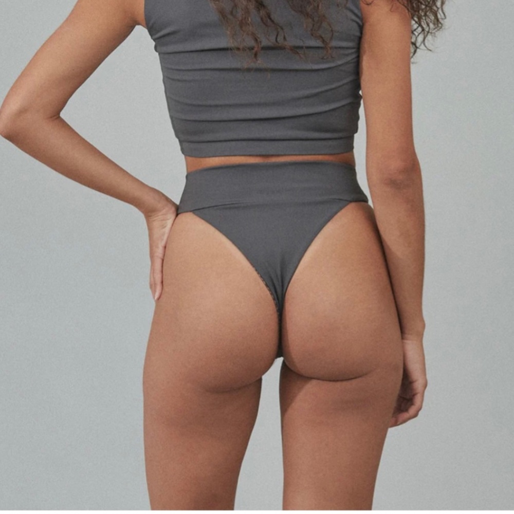 Acacia Mateo Bottom